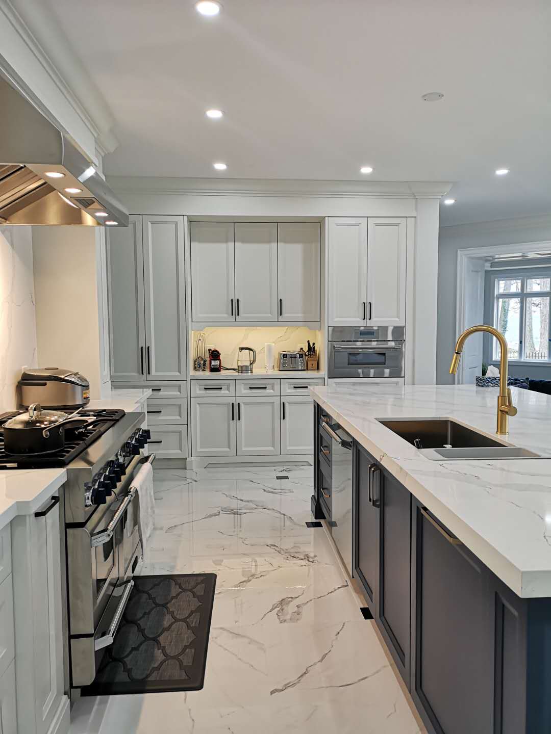Modern/Transitional Kitchen – Mix Color Cabinets and Under Cabinet Pot Light