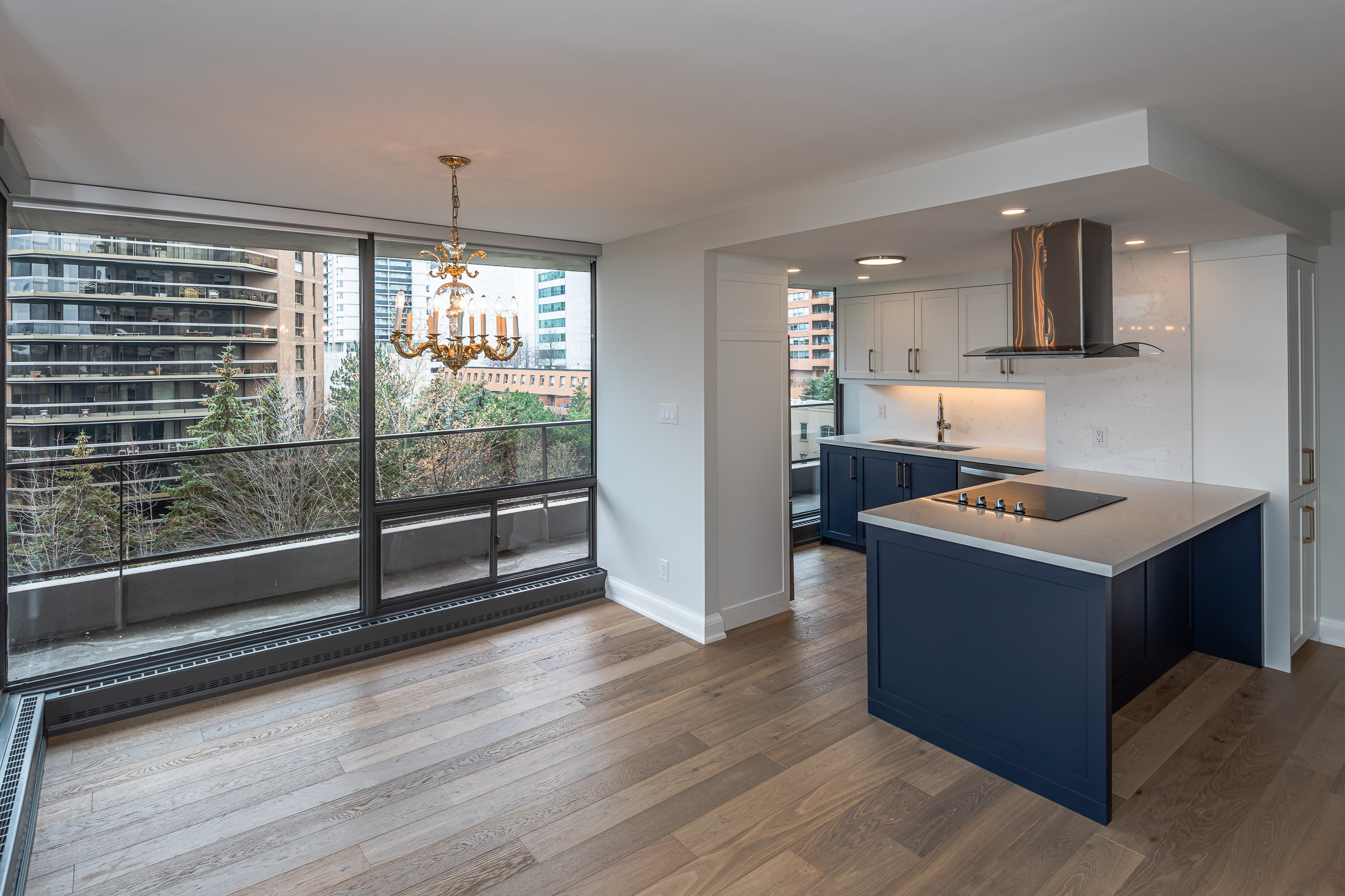 Modern/Transitional Kitchen with Duo Color Tune Design and Open Space Concept