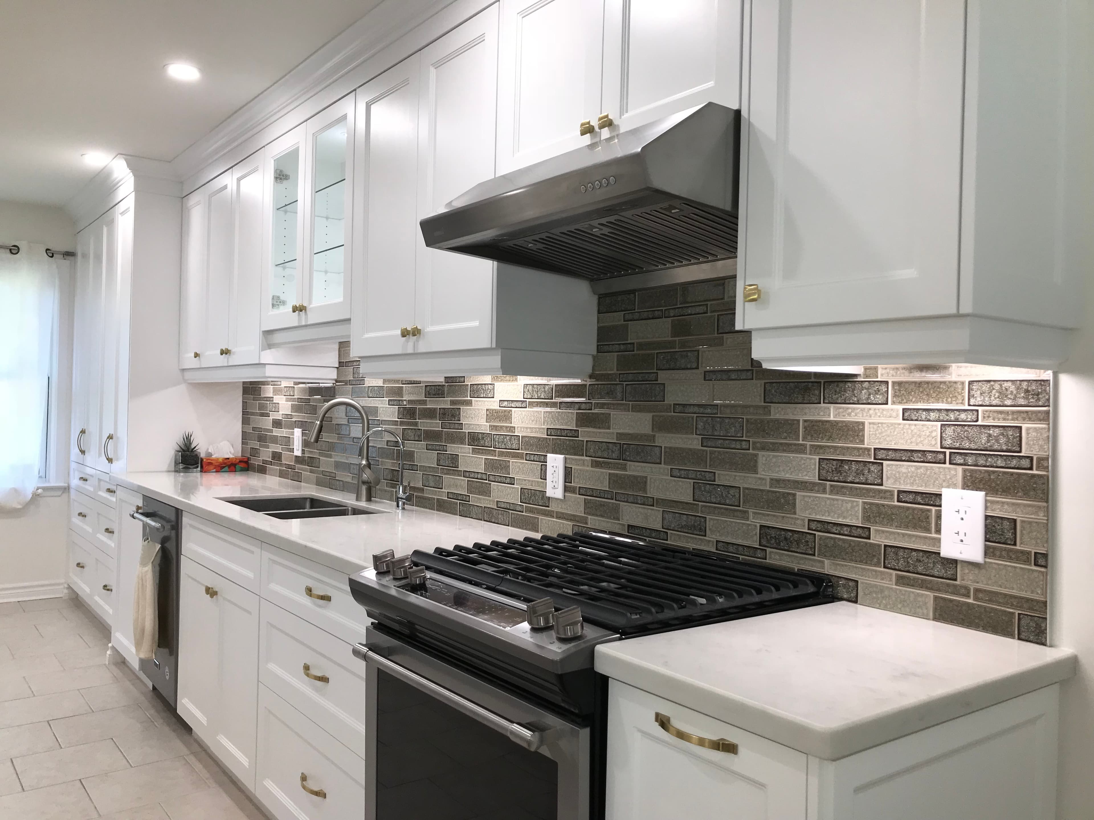 Transitional Kitchen with Parallel I Shape Design and Contrast Back-Splash
