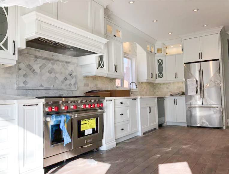 Transitional/Traditional Kitchen Featuring White Color Theme and Layering Cabinetry Design