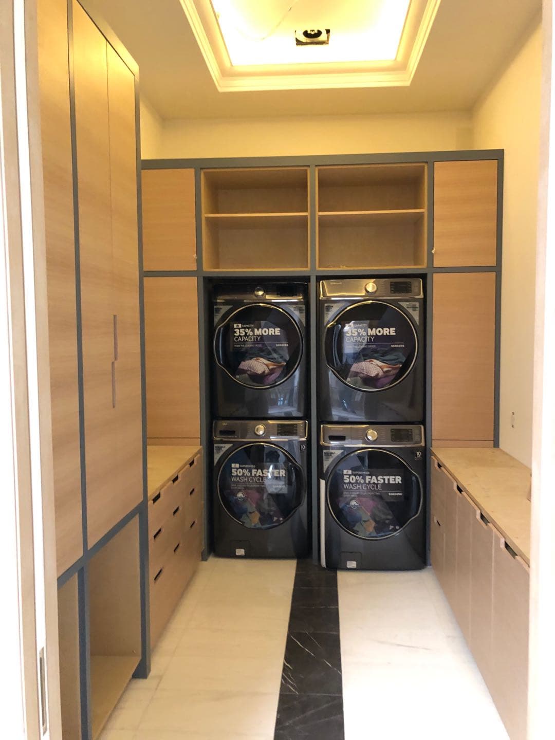 Laundry Room in Wood Colour