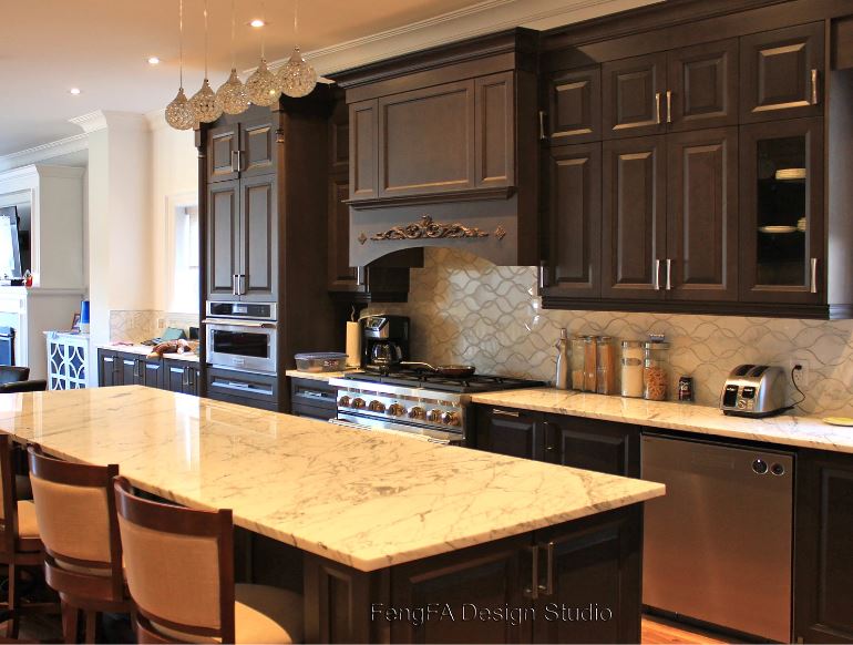Traditional Style Kitchen with Contrast Countertop